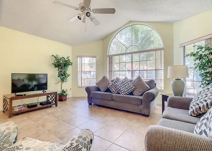 Quaint Getaway! 3 Bedroom Condo Near Disney Parks!